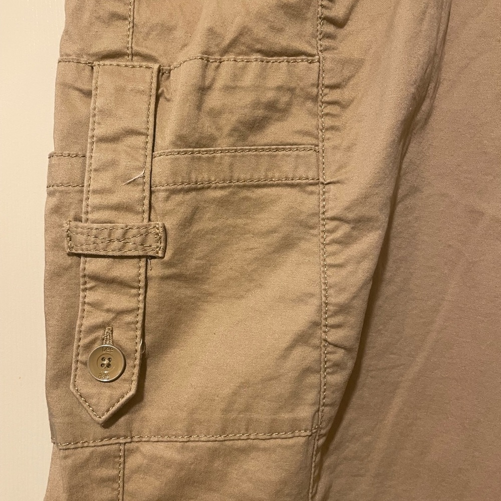Lee relaxed fit mid rise capri. Size 18 wide, medium. Beige. 29” long.